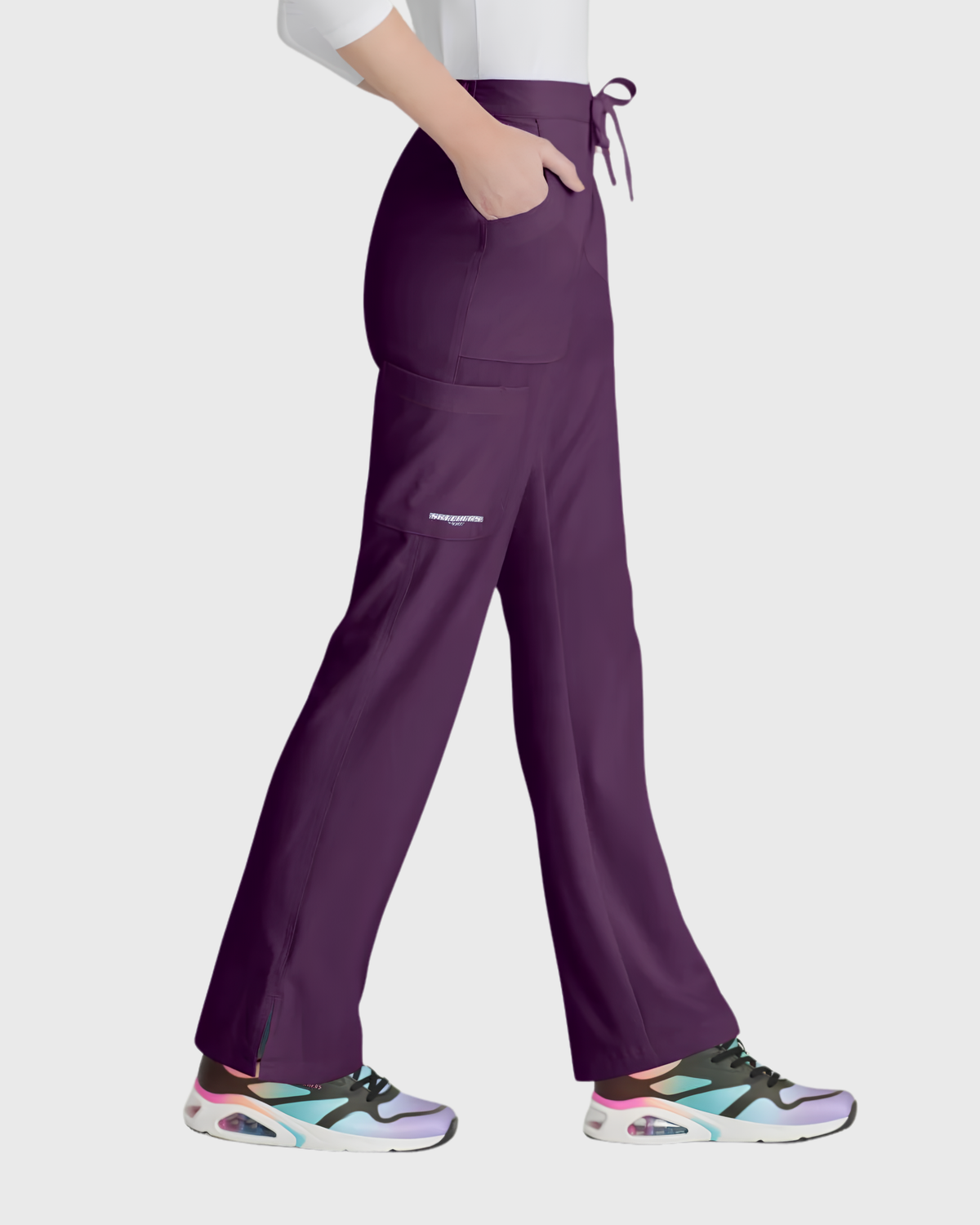 Skechers - طقم سكراب بتصميم ياقة بشكل V منحنية بجيوب ثلاثية وبنطال بقصة مستقيمة وخصر متوسط الارتفاع