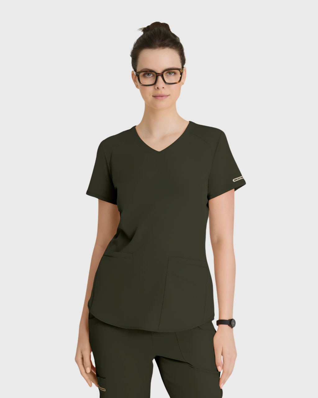 Skechers - طقم سكراب بتصميم ياقة بشكل V منحنية بجيوب ثلاثية وبنطال بقصة مستقيمة وخصر متوسط الارتفاع